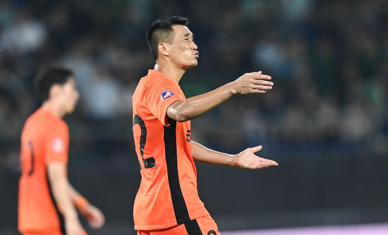 开云平台-包含国内足球联赛球员转会风波不断，俱乐部备受考验，战绩斐然的词条