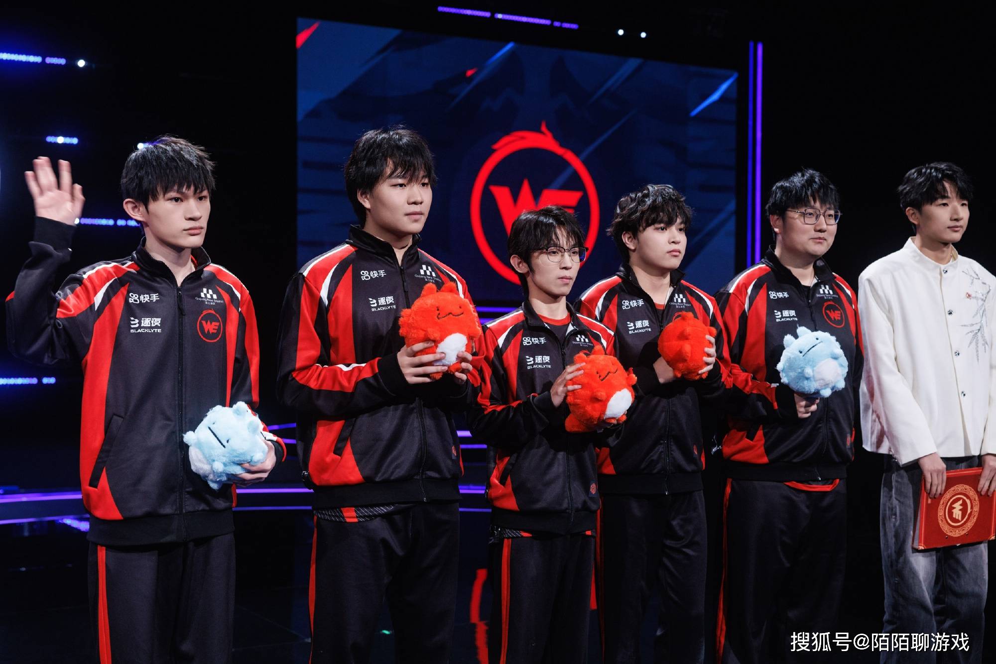 开云APP-JDG碾压100T，Zeus团战一打五激烈交锋四强赛，强势挺进下一轮