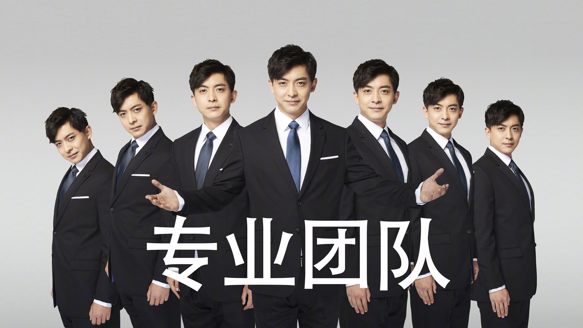 莱万用一记教科书式的凌空斩，定义了何为顶级中锋